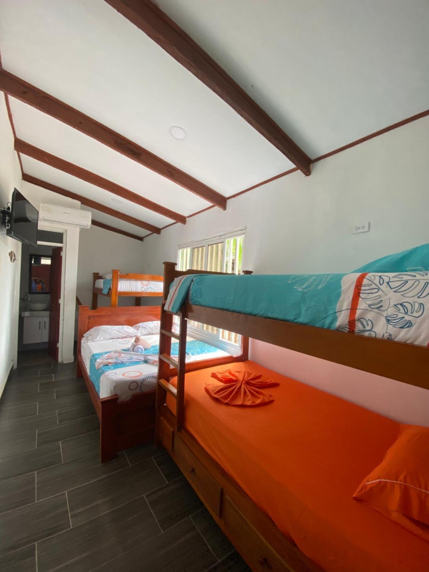 Acuarios Hostal Playa Ladrilleros Ngoại thất bức ảnh